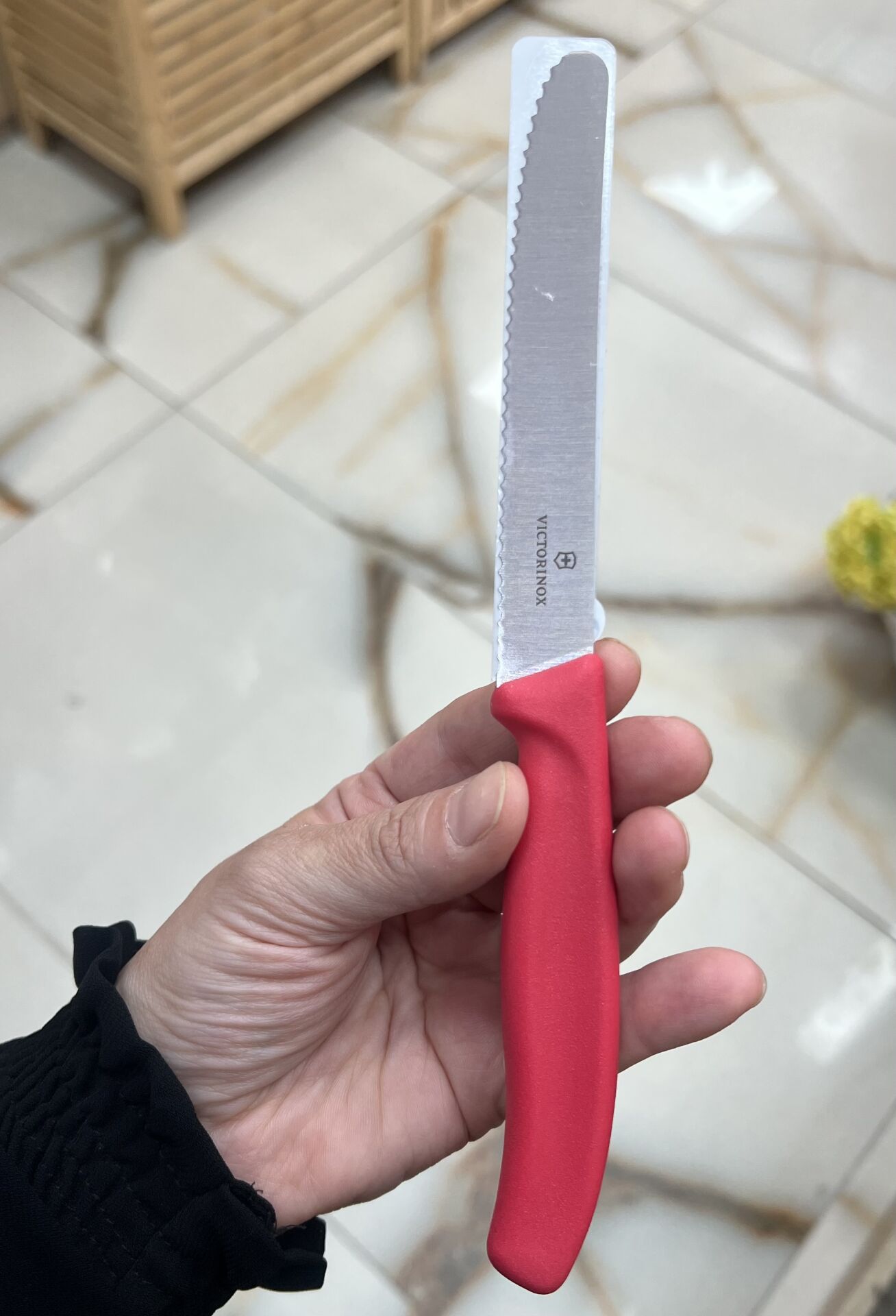 7831- VICTORINOX TIRTIKLI DOĞRAMA BIÇAK (KIRMIZI)